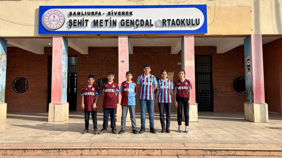 Trabzonspor Eski Başkanı Nevzat AYDIN Öğrencilerimize Forma Hediye Etti