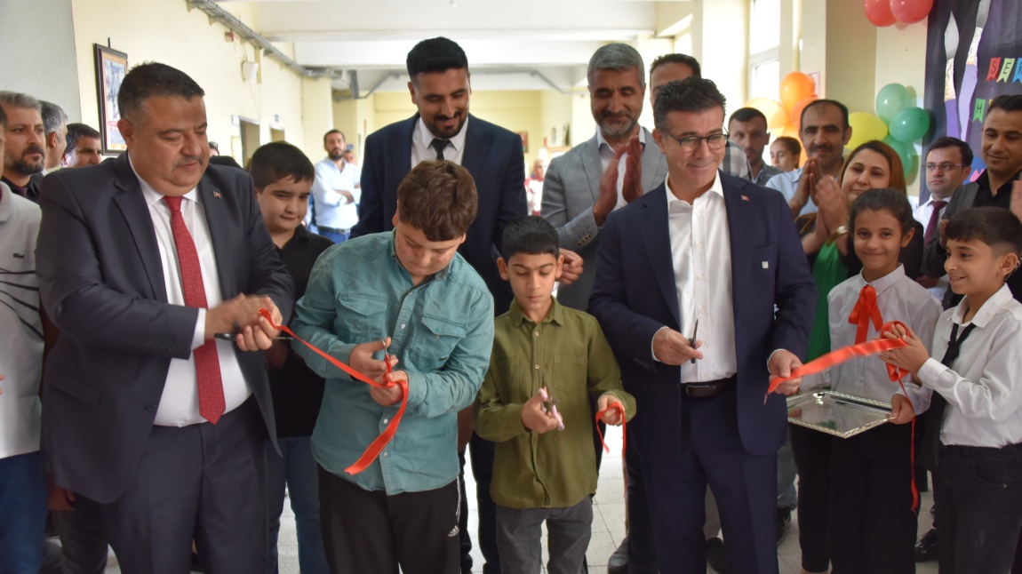 Okulumuzda 2024-2025 Eğitim Öğretim Yılı ‘Dilimizin Zenginlikleri’ Temalı Yıl Sonu Resim Sergisi Yapıldı.