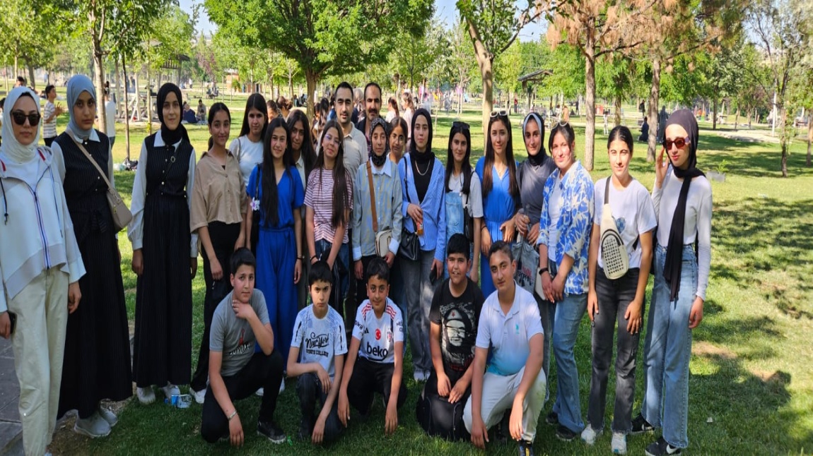 KİTAP TOPLAMA YARIŞMASININ BİRİNCİLERİ İLE PİKNİK YAPILDI